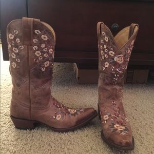 Shayanne women’s cowboy boots. Only worn twice.